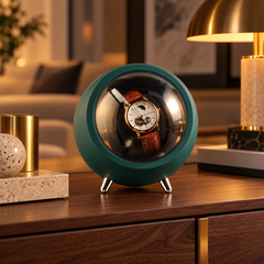 Orbite vert profond — remontoir 1 montre en ambiance premium