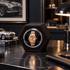 Prisme Carbone noir redressé, face verticale, avec une montre
